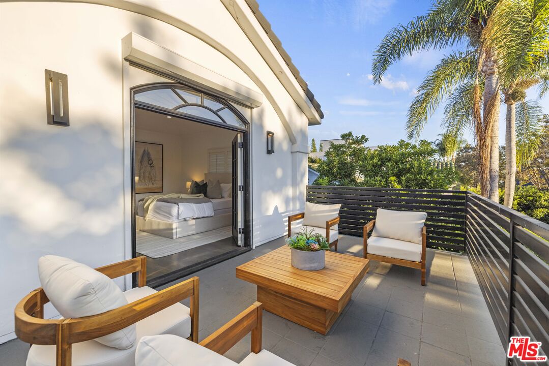 104 S La Jolla Ave