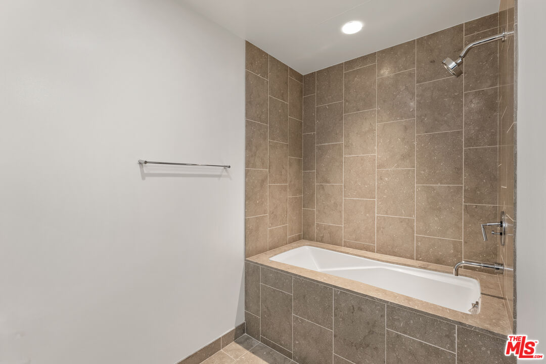 6250 Hollywood Blvd Unit: 11F