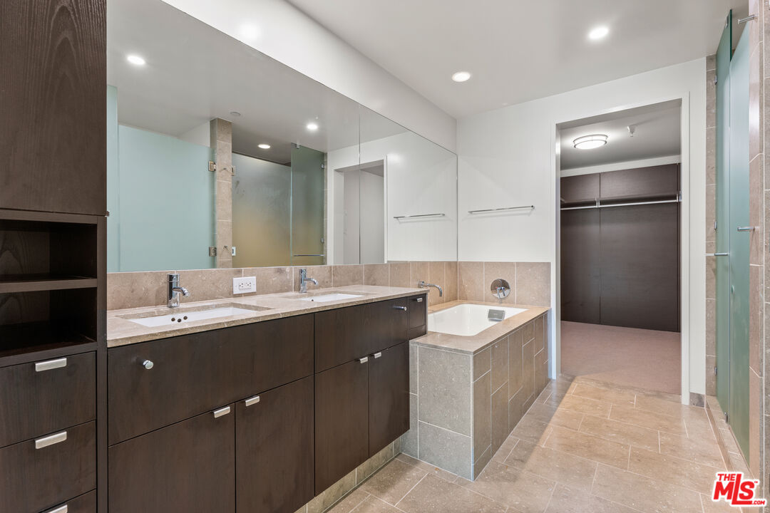 6250 Hollywood Blvd Unit: 11F