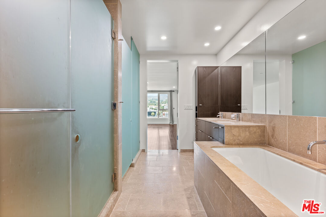 6250 Hollywood Blvd Unit: 11F