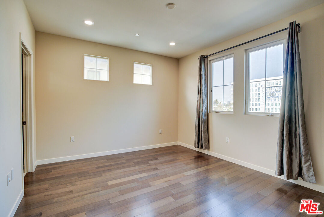 5937 W Luna Park
