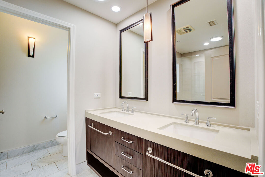 5937 W Luna Park