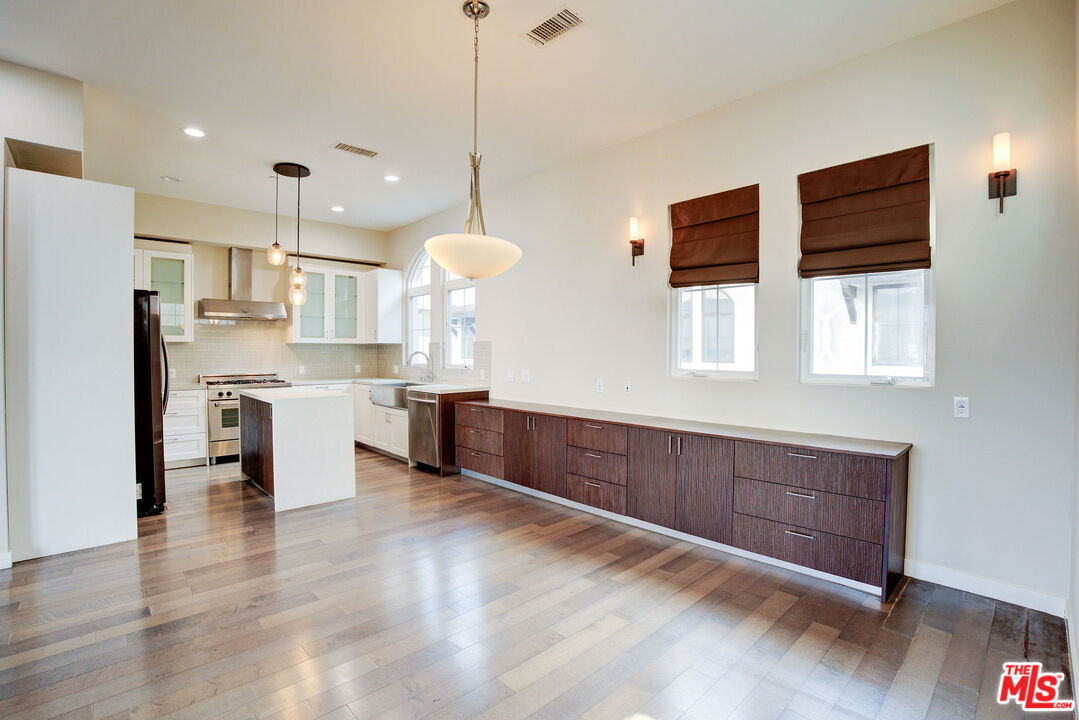 5937 W Luna Park