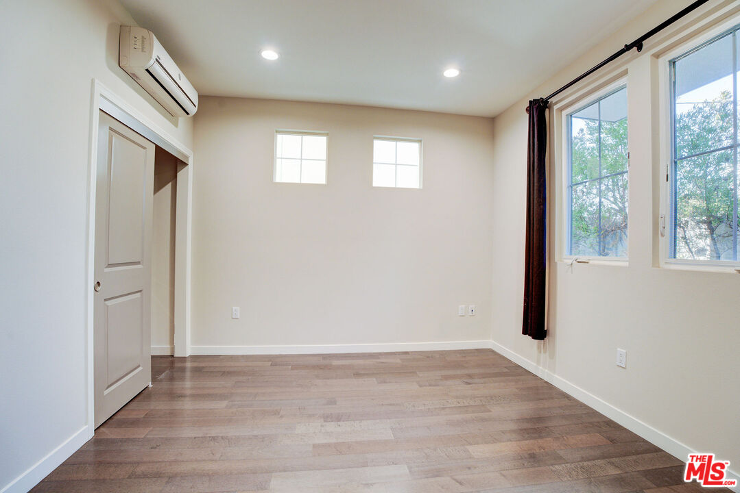 5937 W Luna Park