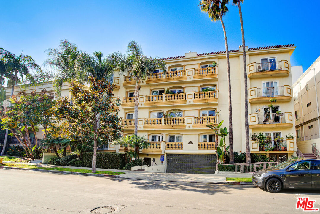 123 S Clark Dr Unit: PH 2