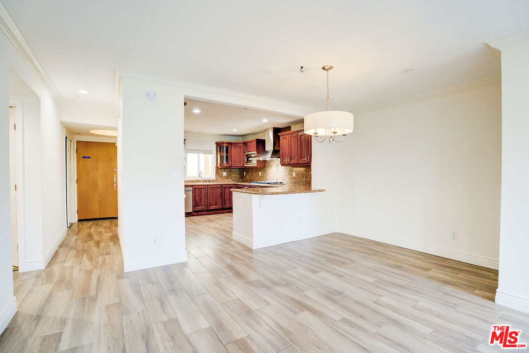 123 S Clark Dr Unit: PH 2