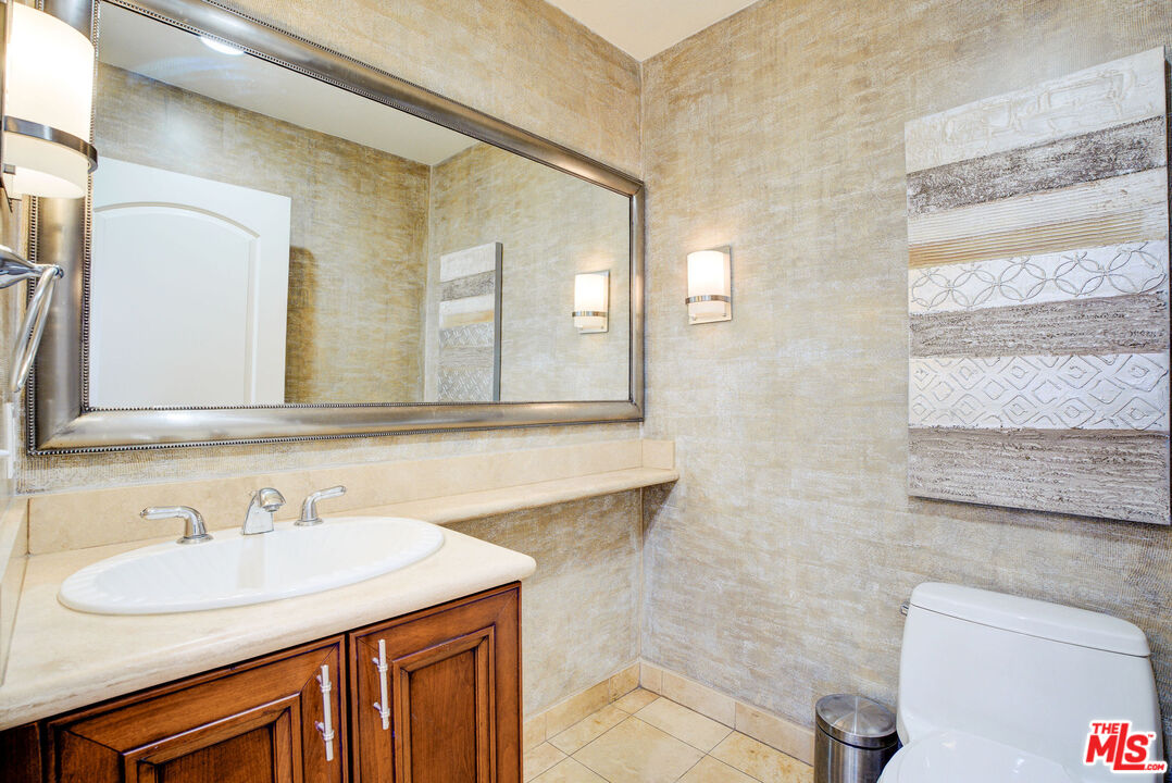 123 S Clark Dr Unit: PH 2