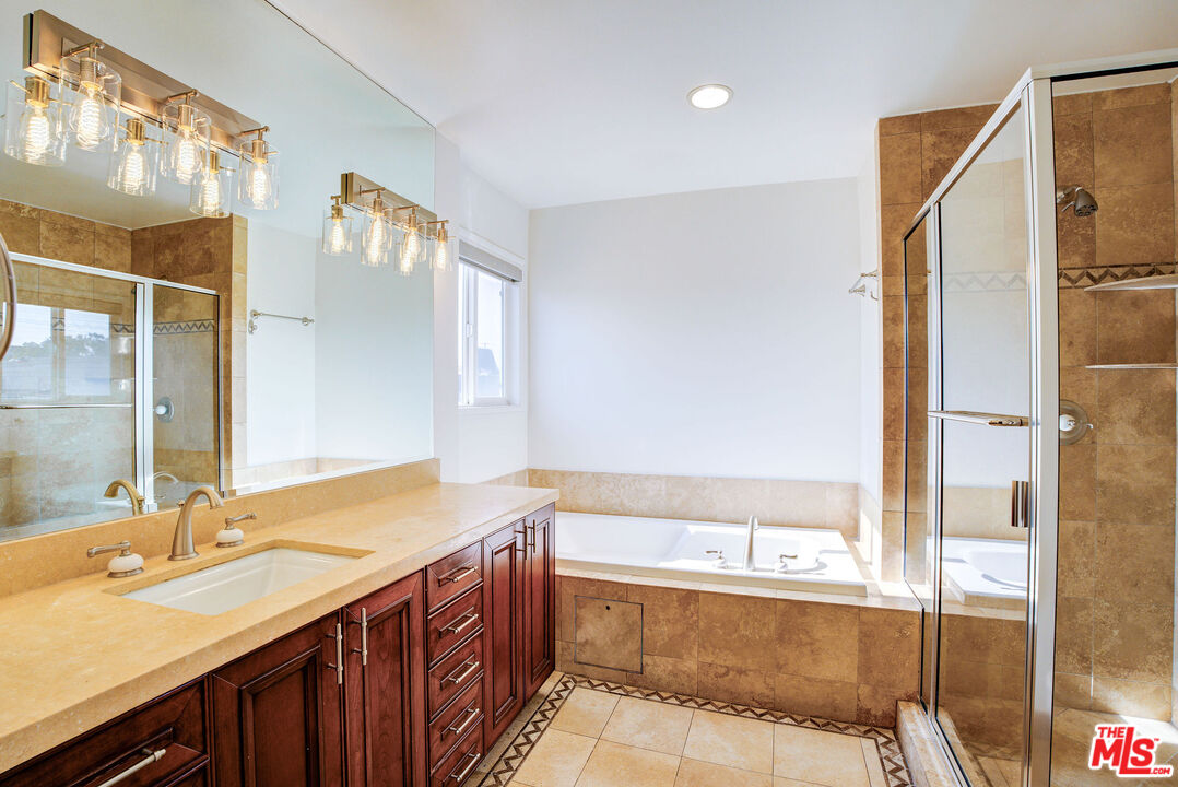 123 S Clark Dr Unit: PH 2
