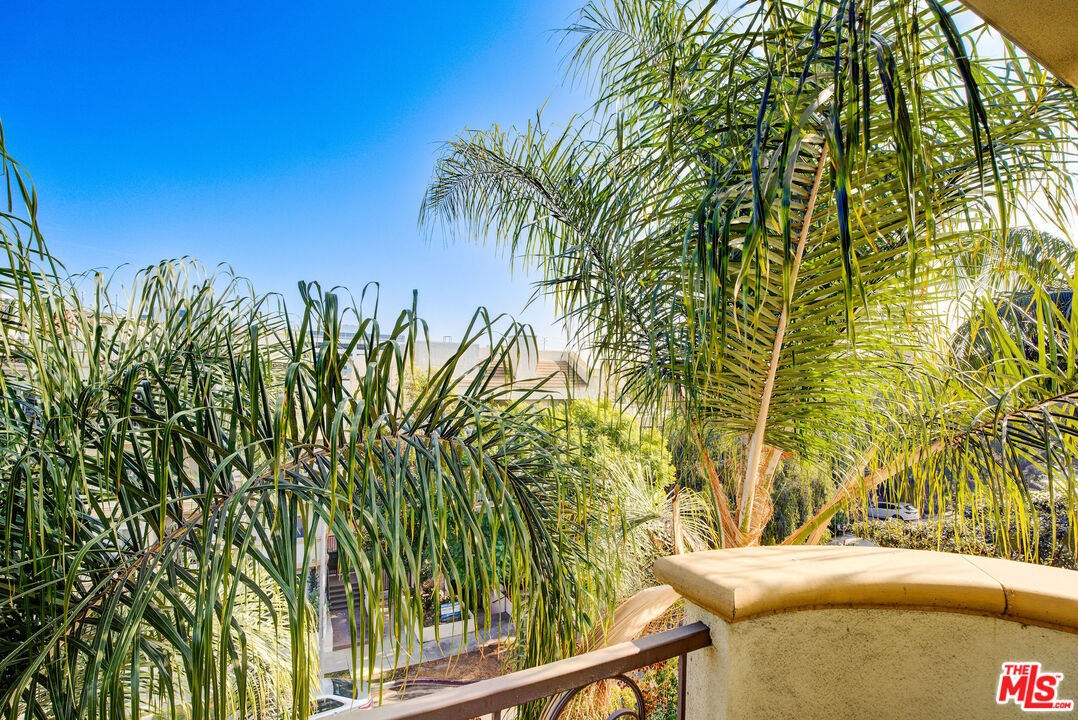 123 S Clark Dr Unit: PH 2