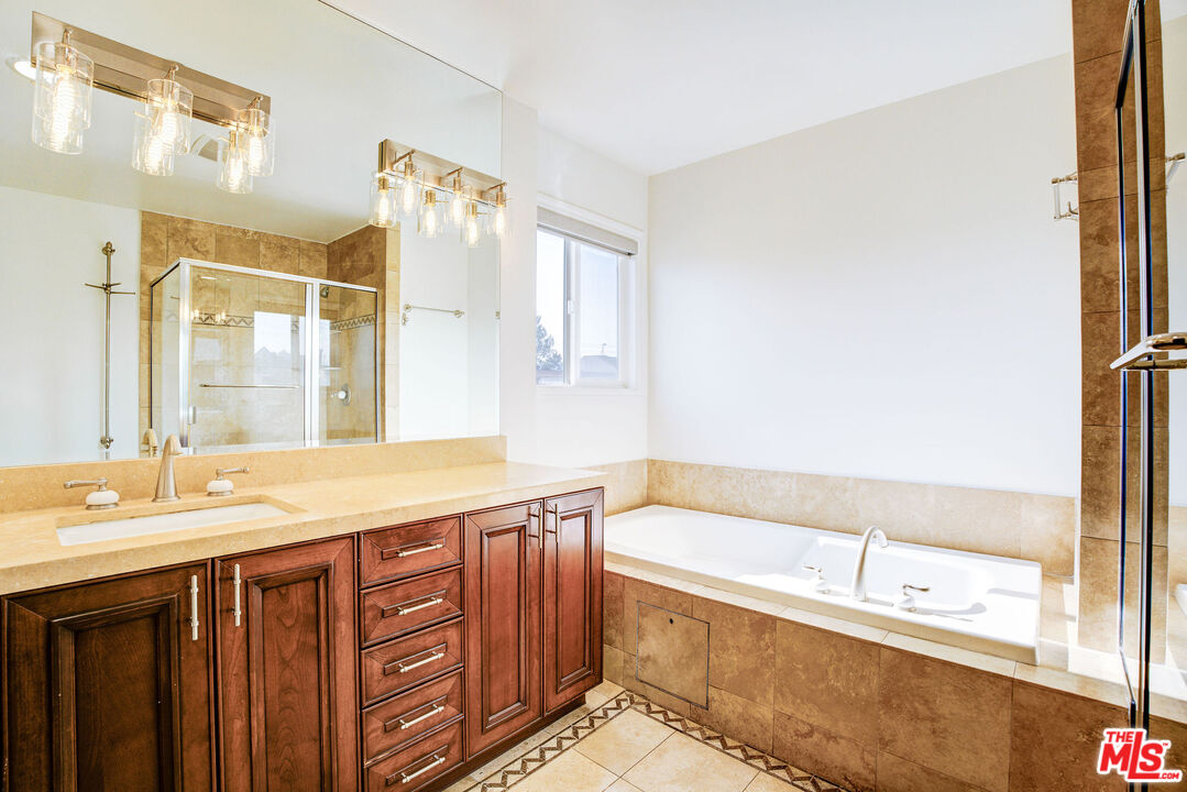 123 S Clark Dr Unit: PH 2