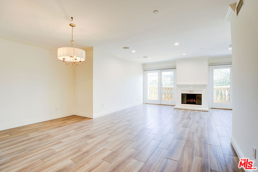 123 S Clark Dr Unit: PH 2