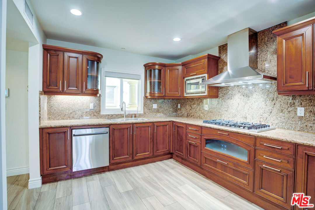 123 S Clark Dr Unit: PH 2