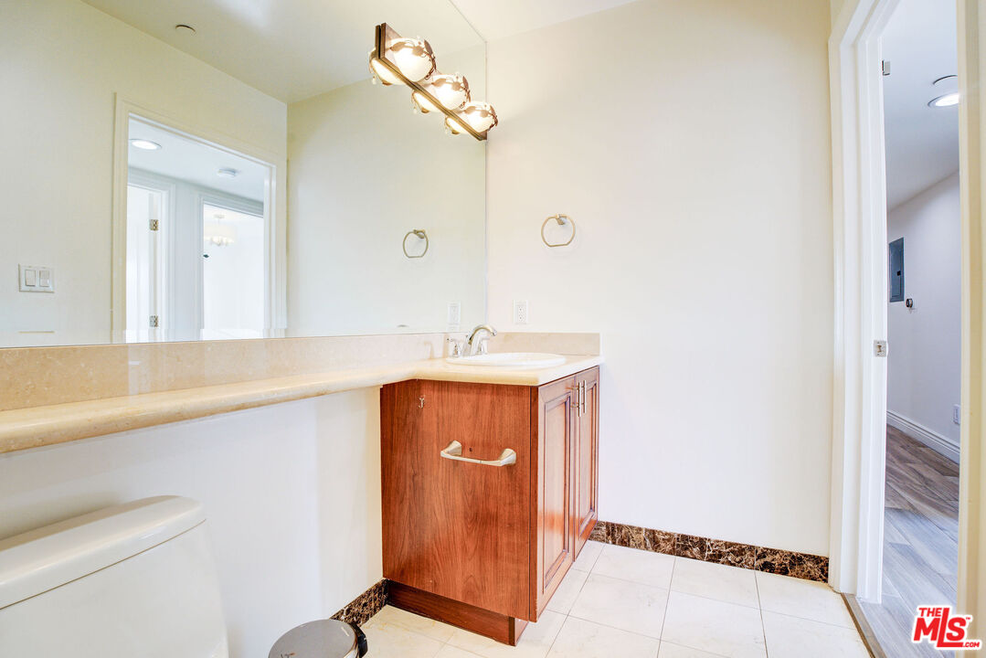 123 S Clark Dr Unit: PH 2
