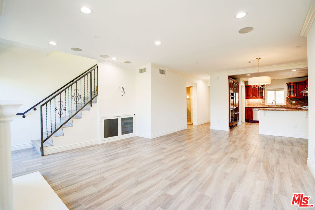 123 S Clark Dr Unit: PH 2