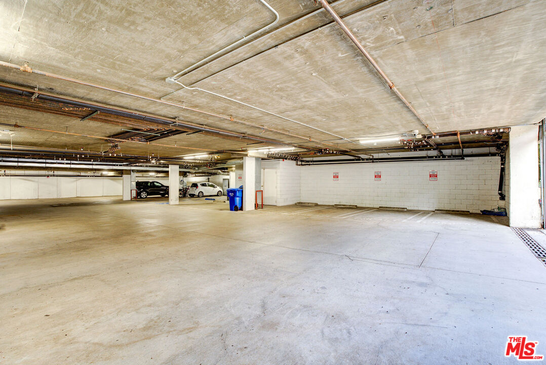 123 S Clark Dr Unit: PH 2