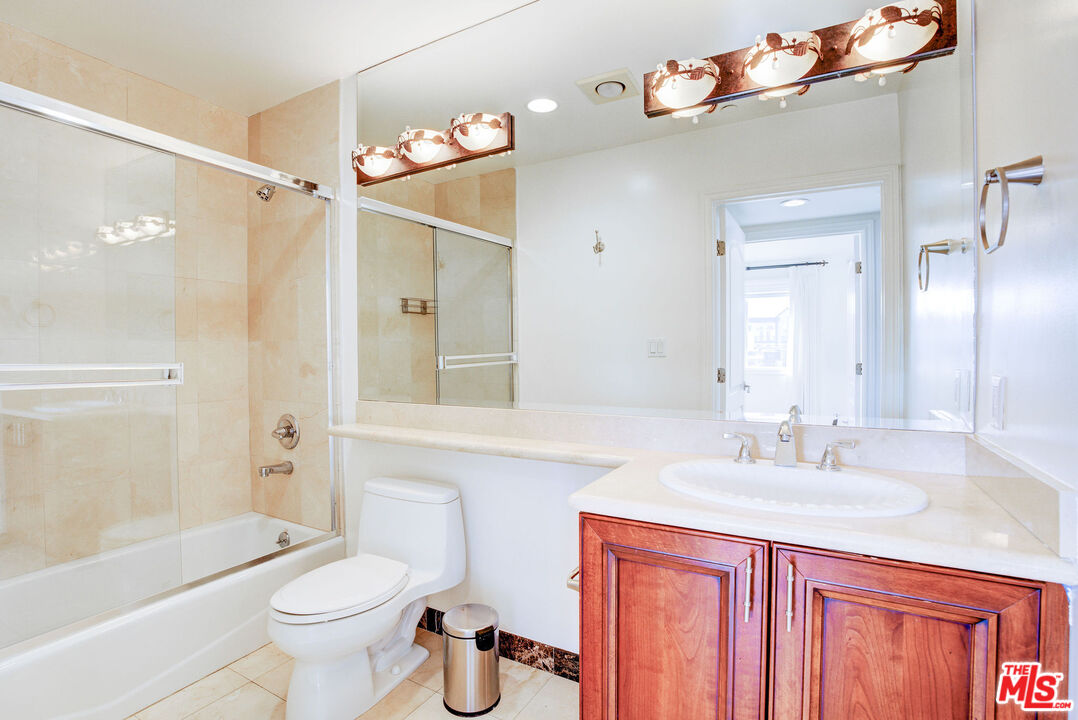 123 S Clark Dr Unit: PH 2