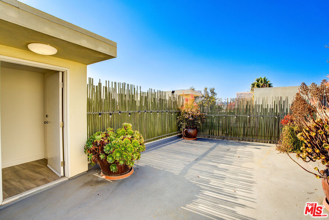 123 S Clark Dr Unit: PH 2