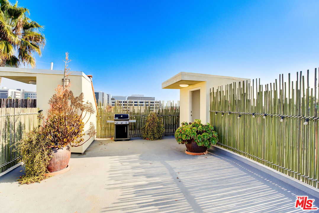 123 S Clark Dr Unit: PH 2