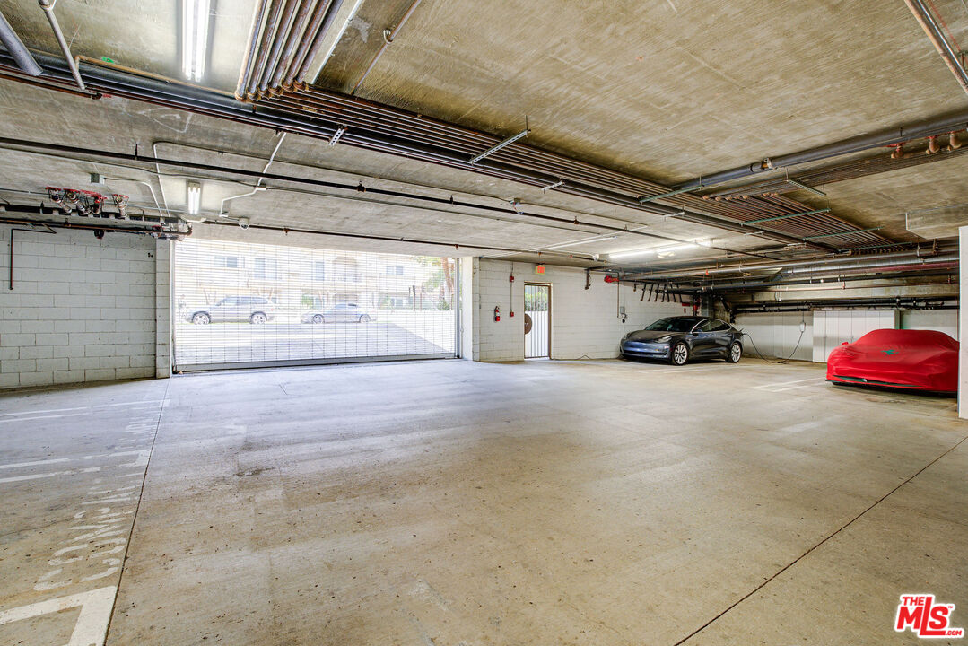 123 S Clark Dr Unit: PH 2