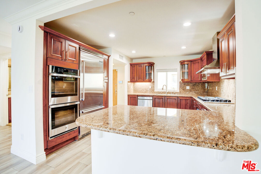 123 S Clark Dr Unit: PH 2
