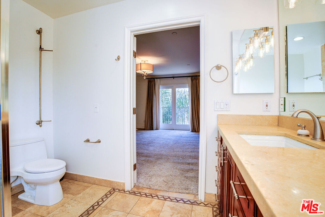 123 S Clark Dr Unit: PH 2