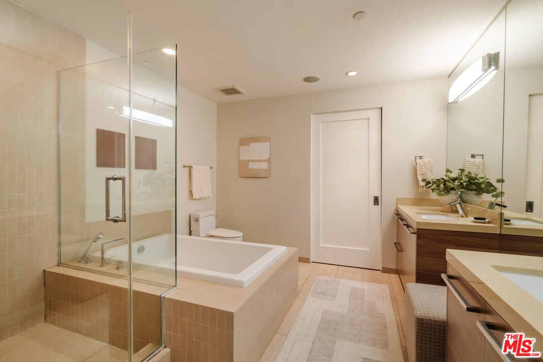 855 N Croft Ave Unit: 104