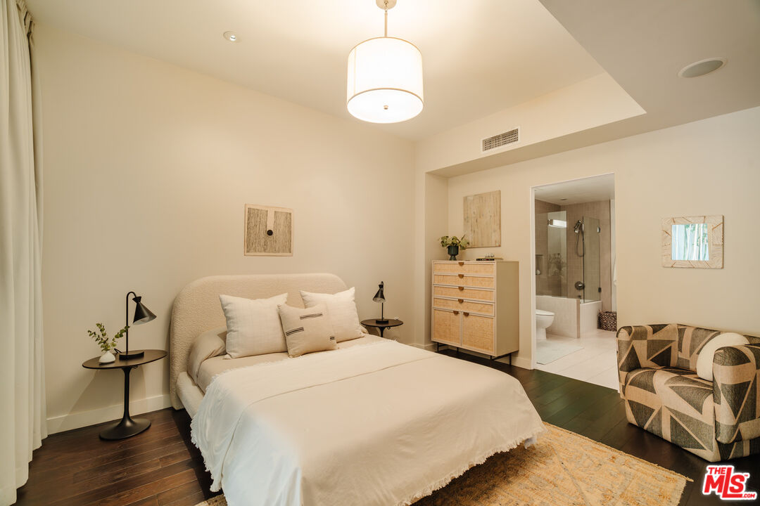 855 N Croft Ave Unit: 104