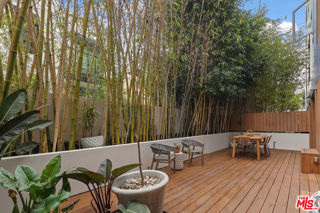 855 N Croft Ave Unit: 104