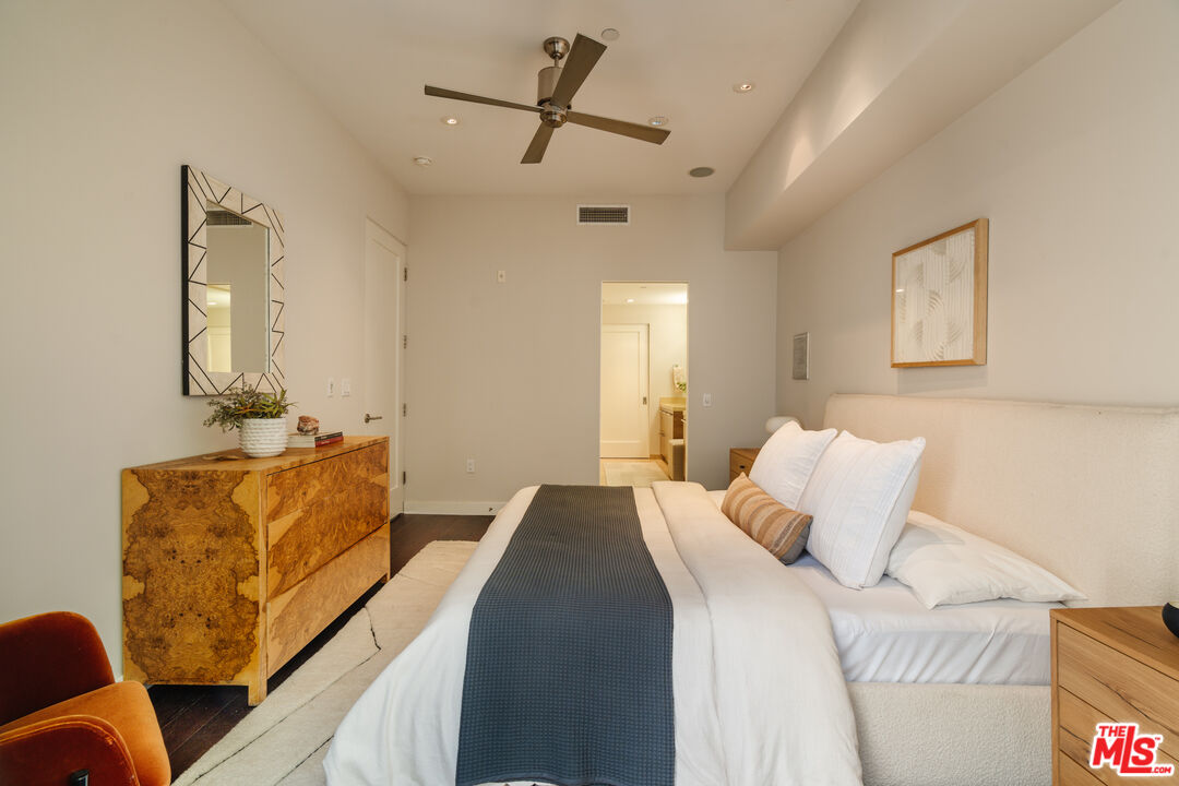 855 N Croft Ave Unit: 104