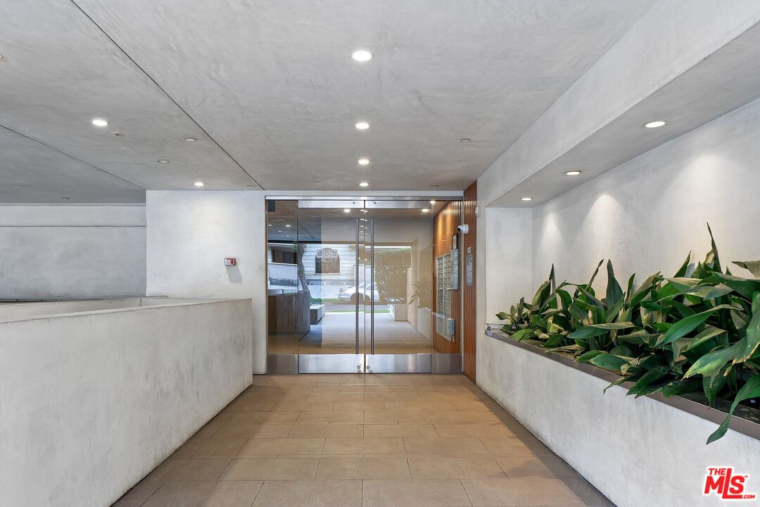 855 N Croft Ave Unit: 104
