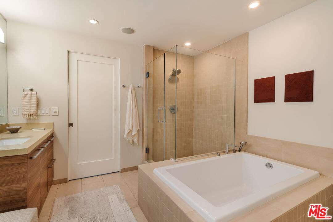 855 N Croft Ave Unit: 104