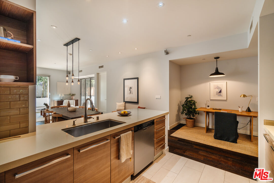 855 N Croft Ave Unit: 104