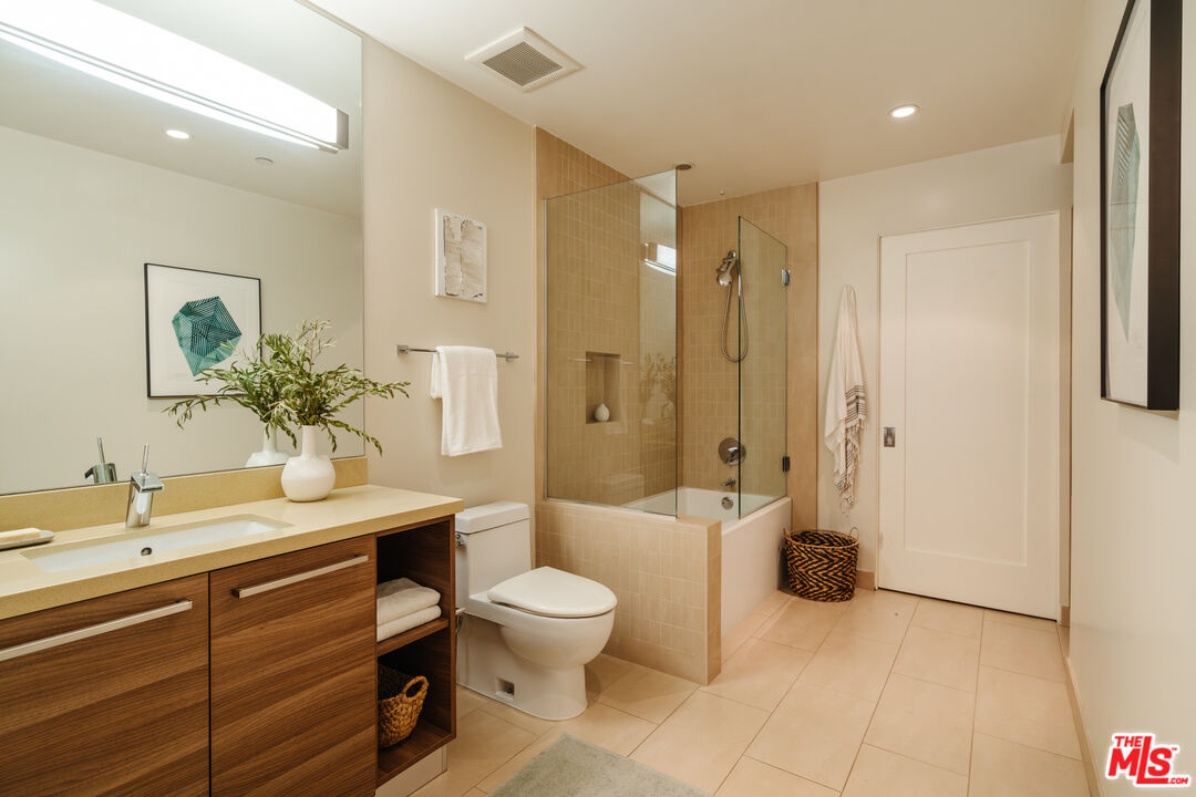 855 N Croft Ave Unit: 104
