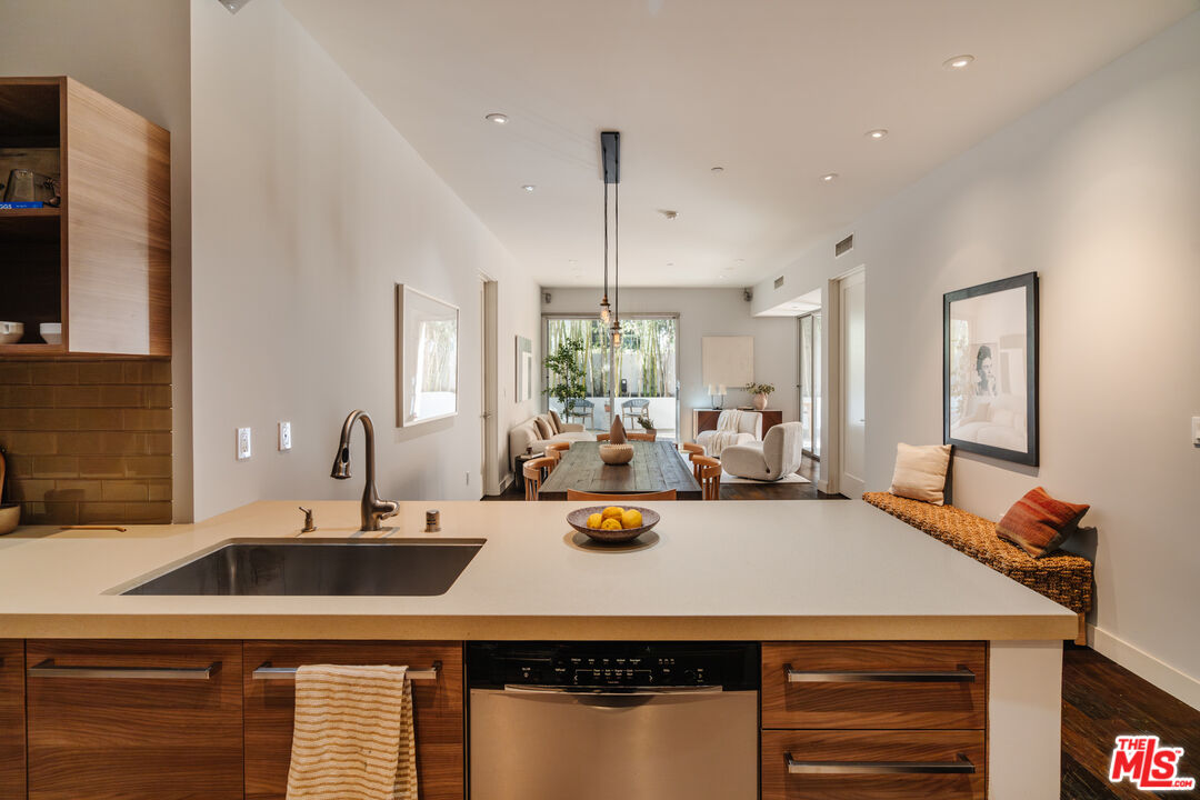 855 N Croft Ave Unit: 104