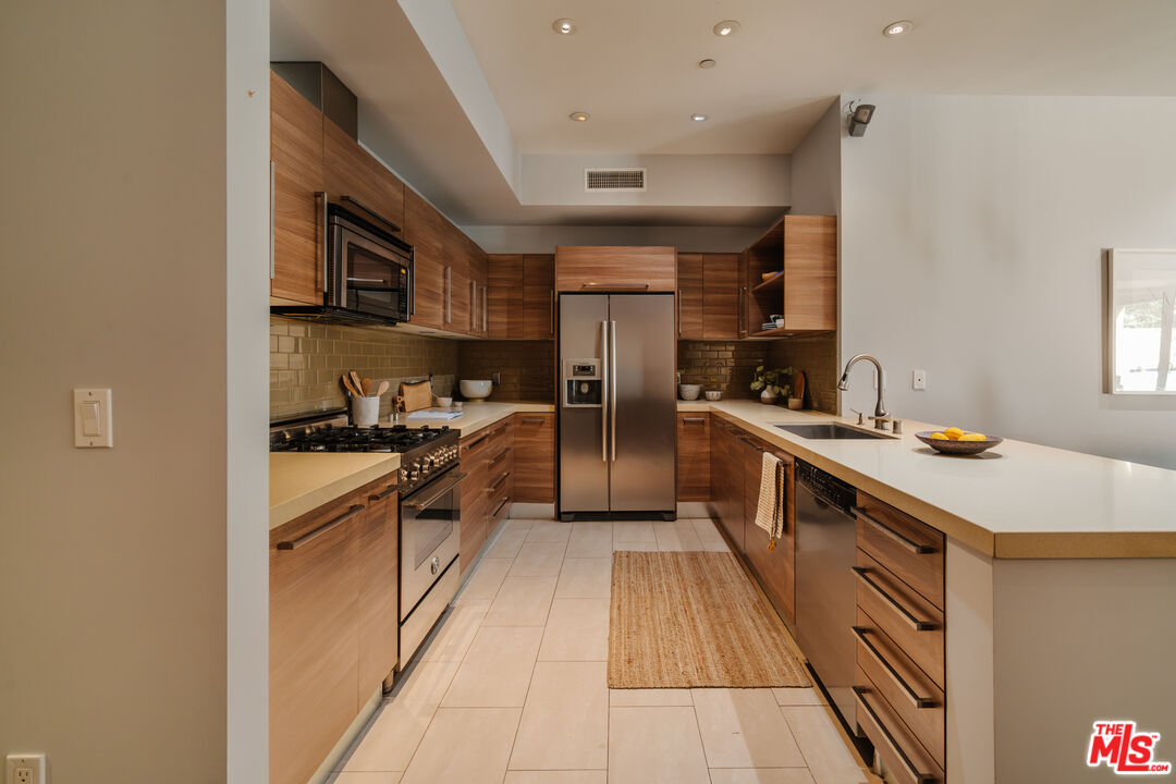 855 N Croft Ave Unit: 104