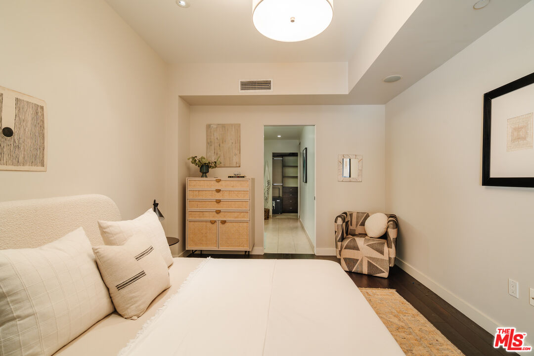 855 N Croft Ave Unit: 104