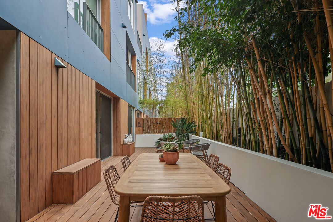 855 N Croft Ave Unit: 104