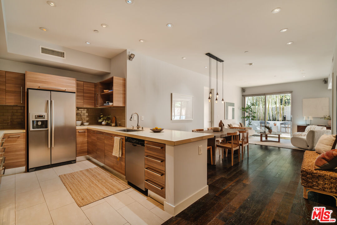 855 N Croft Ave Unit: 104