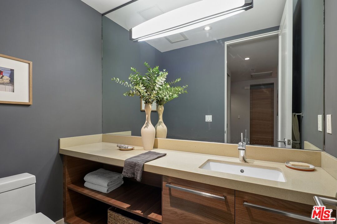 855 N Croft Ave Unit: 104