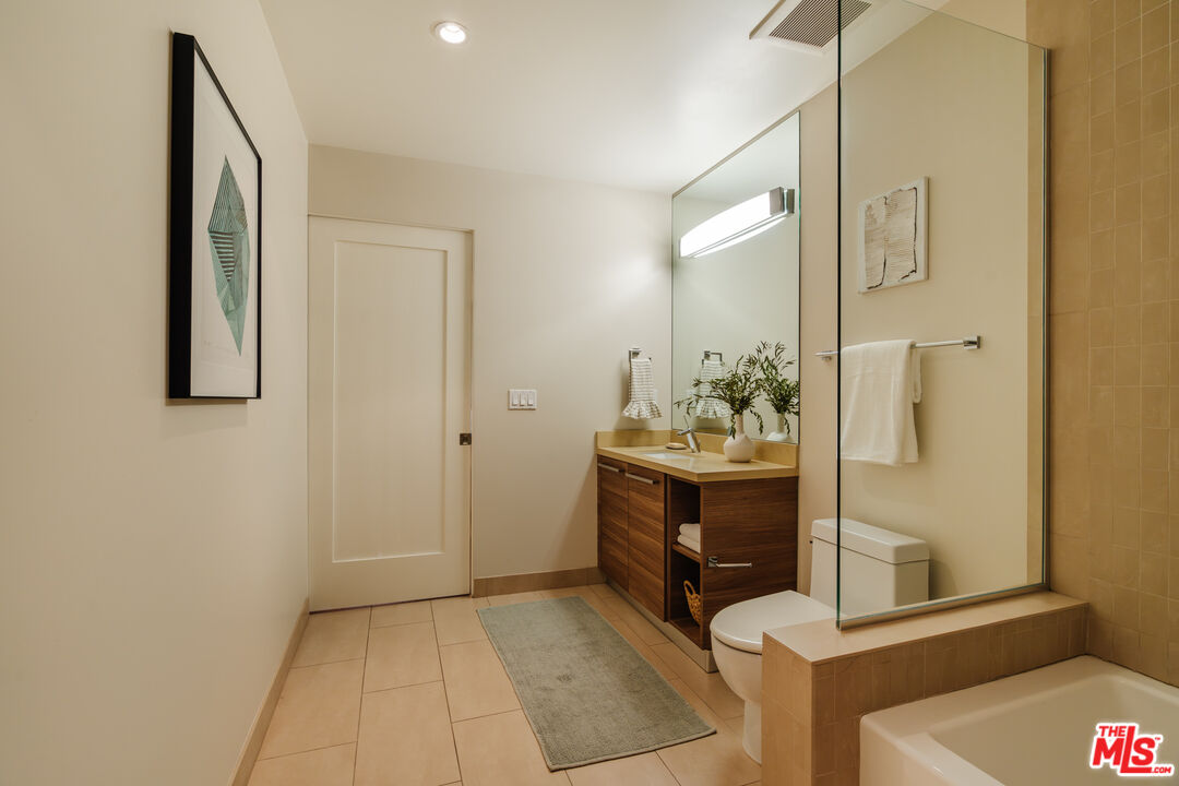 855 N Croft Ave Unit: 104