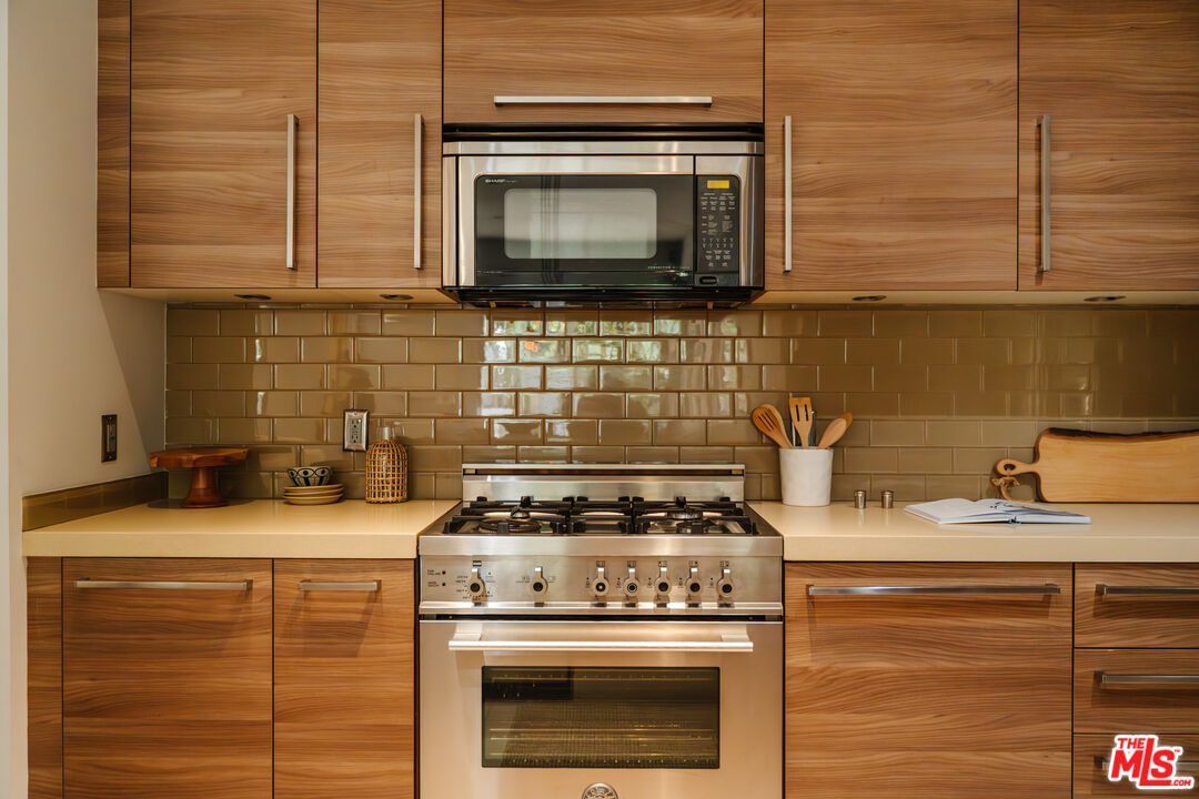 855 N Croft Ave Unit: 104