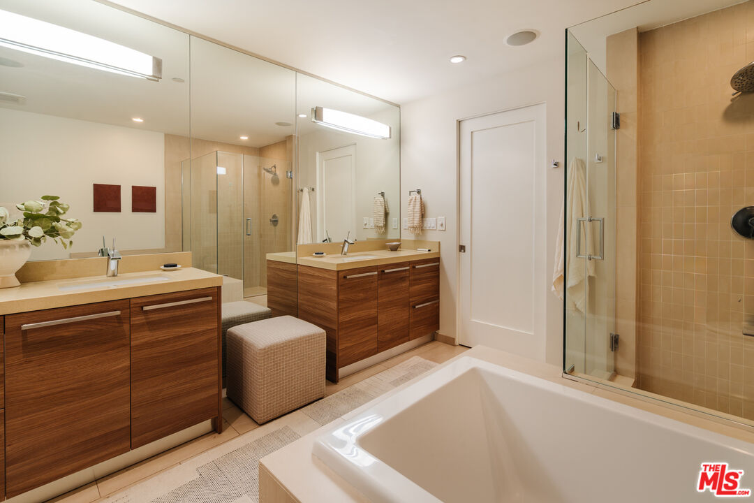 855 N Croft Ave Unit: 104