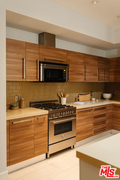 855 N Croft Ave Unit: 104