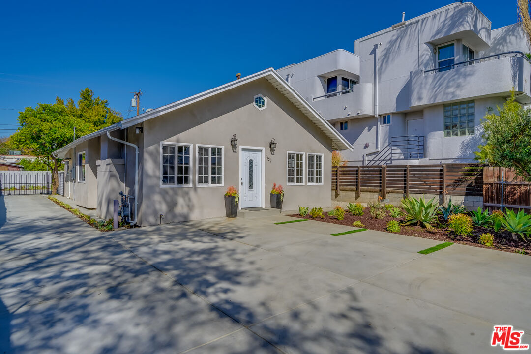 1127 N Formosa Ave