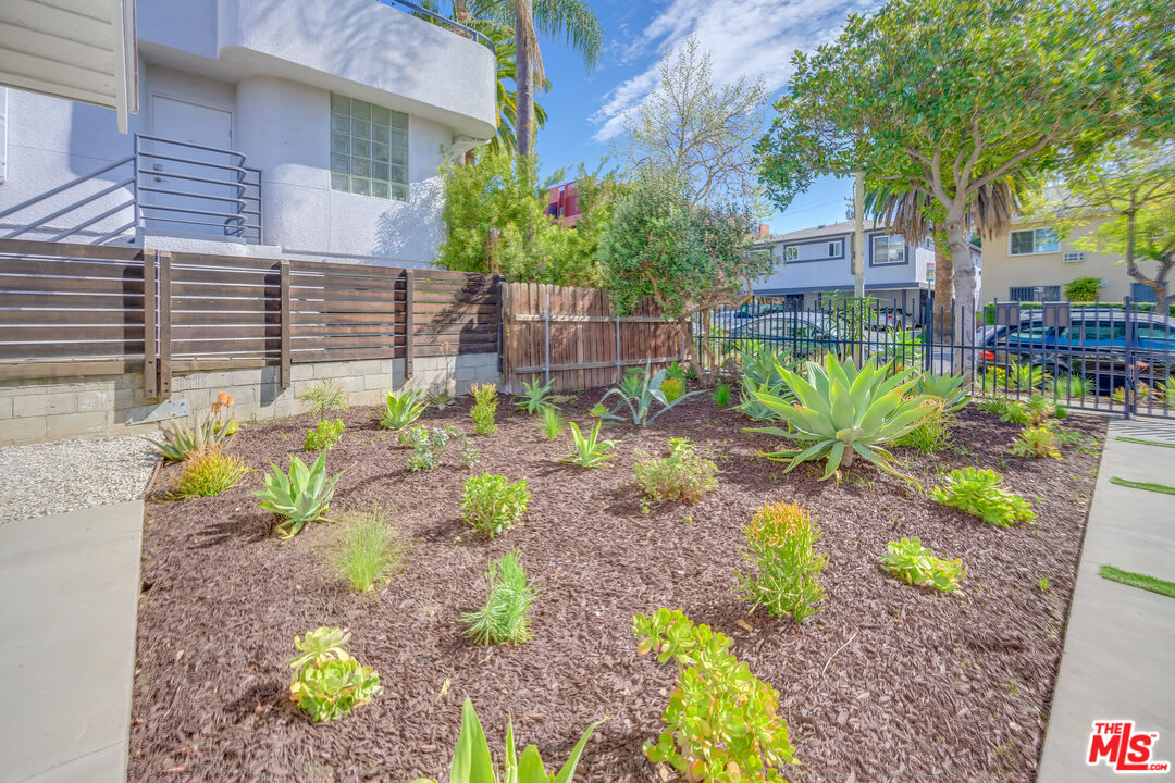 1127 N Formosa Ave