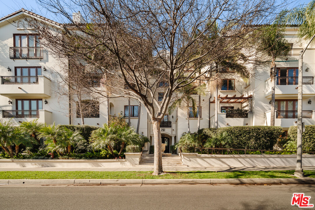 261 S Reeves Dr Unit: 104