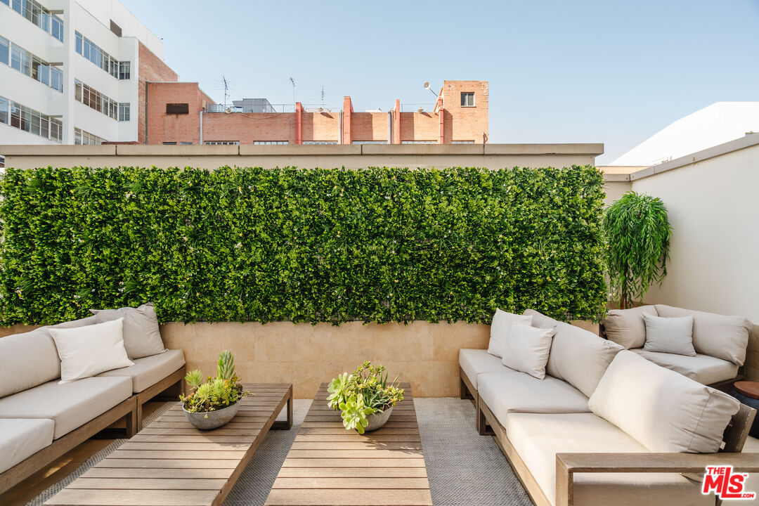 261 S Reeves Dr Unit: 104