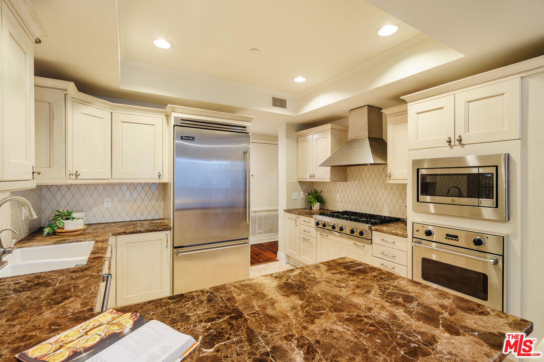 261 S Reeves Dr Unit: 104