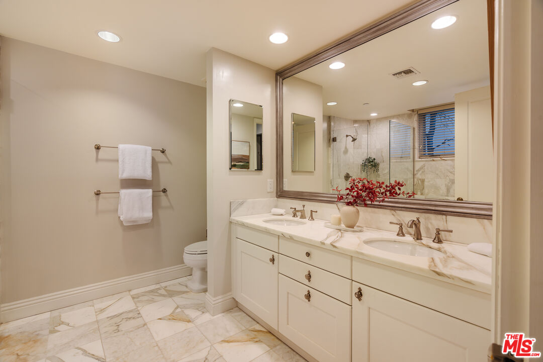 261 S Reeves Dr Unit: 104