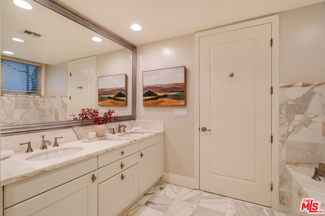 261 S Reeves Dr Unit: 104